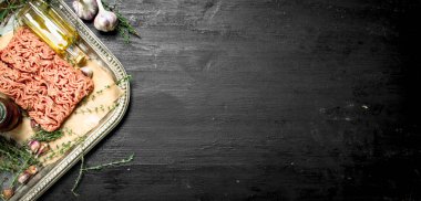 Sarımsak ve baharatlı bitki ile taze kıyılmış et.