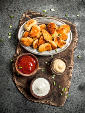 Tavuk nuggets çeşitli soslar.