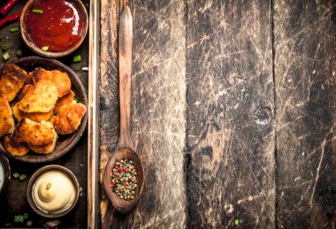 Tavuk nuggets çeşitli soslar.