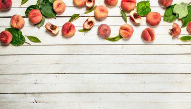 yaprakları ile olgun şeftali.