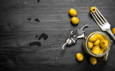 Salamura Zeytin kavanoz içinde.