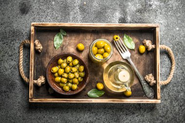 Eski bir tepsi üzerinde Salamura Zeytin ile zeytinyağı.