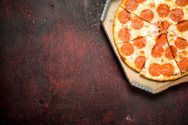 Biberli pizza sosis ve peynir ile.
