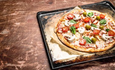 Taze et ve domates pizza.