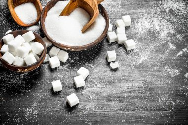 Bir kepçe ile bir kase şeker.