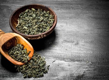 Yeşil çay bir kepçe ile bir kase.