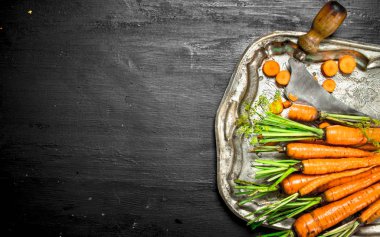 Organik gıda. Çelik tepside taze havuç.