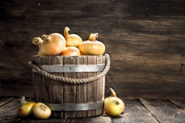 Ahşap bir demet taze soğan.