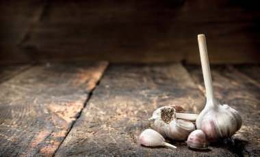 Taze kokulu sarımsak.