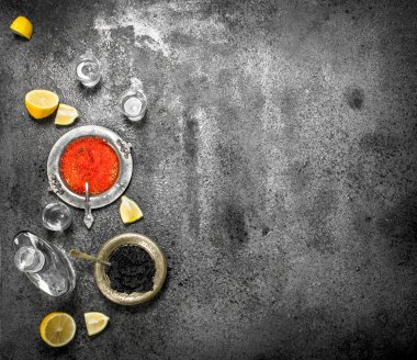 Kırmızı ve siyah havyar votka ile.