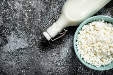 Süzme peynir ve doğal inek sütü.