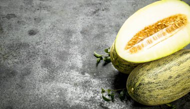 Olgun taze dilimlenmiş kavun.