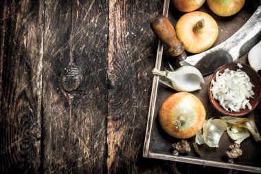 Eski bir tepsi içinde soğan dilimlenmiş.