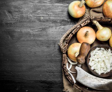 Eski bir tepsi üzerinde bir bıçak ile soğan dilimlenmiş.