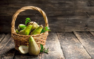 Taze armutlar sepette.