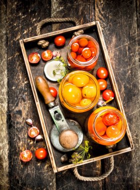 Eski bir tepsi içinde baharatlar ile marine edilmiş domates.