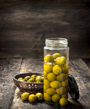 Cam ve ahşap kase Salamura Zeytin.