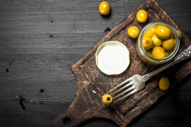 Salamura Zeytin kavanoz içinde.