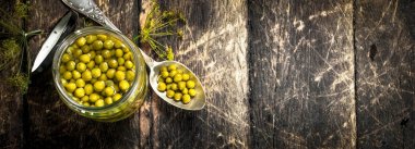 Cam kavanoz turşu yeşil bezelye.