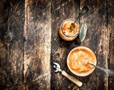 bir kasede lahana turşusu.