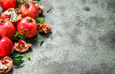 yaprakları ile olgun nar.