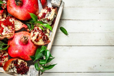 Kutusunda yapraklarla olgun nar.