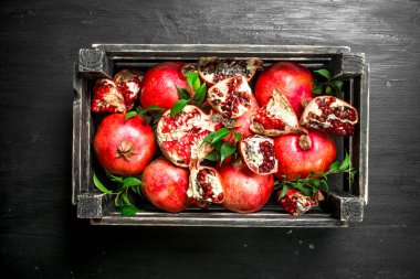 Bir kutu içinde taze nar.