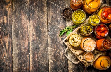 Farklı sebze sebze ve mantar kavanozların içinde korunmuş.