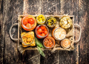 Yemek sebze ve mantar eski bir tepsi ile korur.