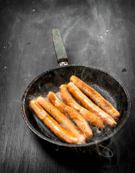 Salchichas calientes en una sartén . —  Fotos de Stock