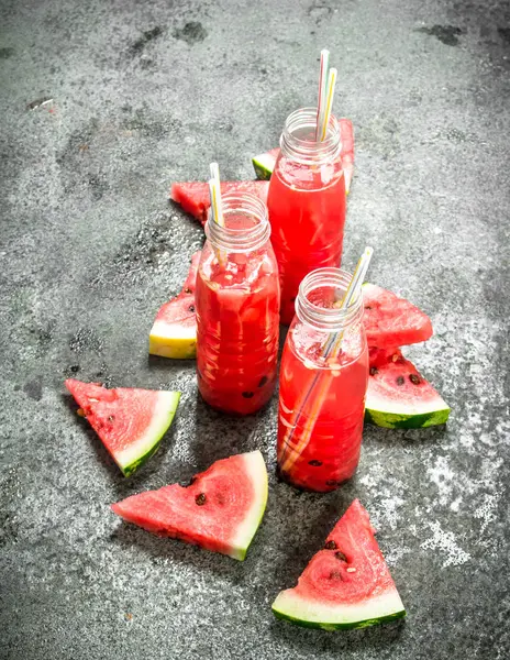 Zumo de sandía en botellas con pajitas . —  Fotos de Stock