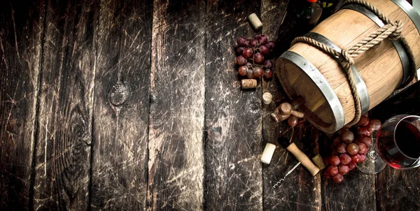 Fundo do vinho. Um barril com vinho tinto e uvas frescas . — Fotografia de Stock