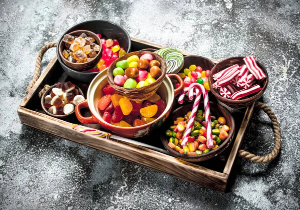 Snoep candy, gekonfijte vruchten met marshmallow en gelei op een houten dienblad. — Stockfoto