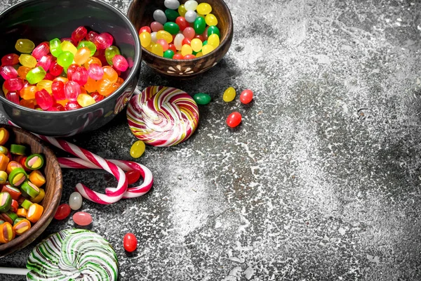 Bonbons multicolores, gelée et guimauves dans un bol . — Photo