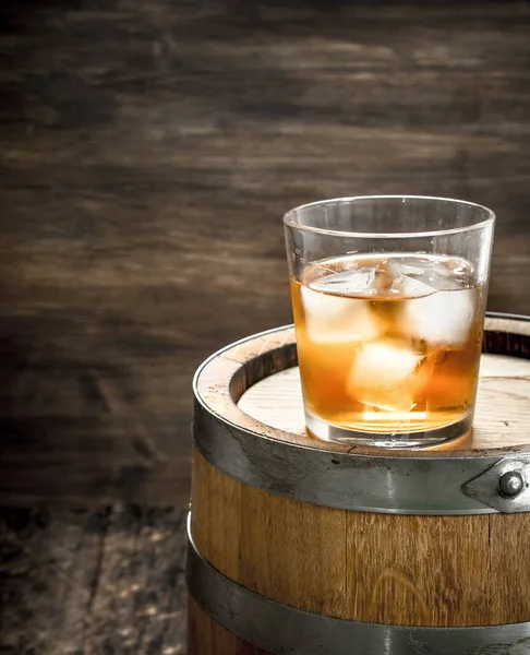 Glass of Scotch whiskey with a barrel. — Stock Photo, Image