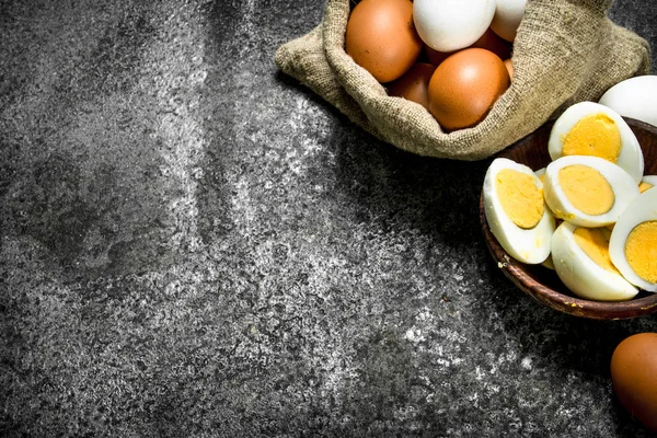 Huevos cocidos en un tazón. —  Fotos de Stock