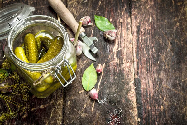 Gepekelde komkommers met kruiden en specerijen. — Stockfoto