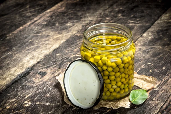 Ingemaakte groene erwten in glazen pot. — Stockfoto