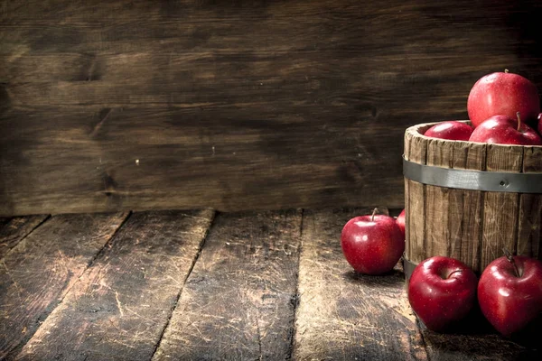 Red ripe apples in a wooden bucket. — Stock Photo, Image