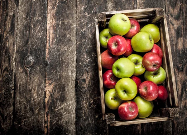 Caixa com maçãs vermelhas e verdes frescas . — Fotografia de Stock