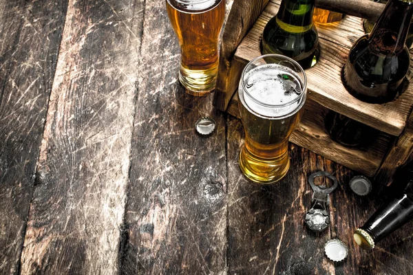 Låda med flaskor med färskt öl. — Stockfoto