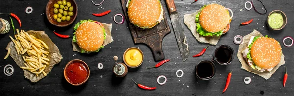 Sokak gıda. Sığır eti ve sebze ile taze hamburger.