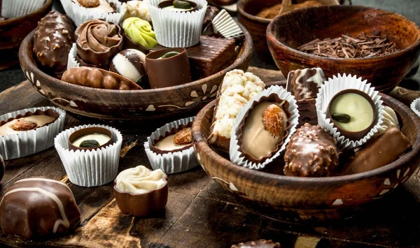 Doces de chocolate em uma tigela . — Fotografia de Stock