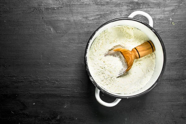 Flour in a saucepan. — Stock Photo, Image