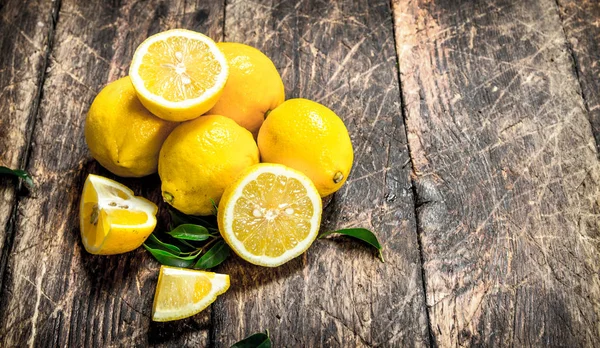 Fresh lemons with leaves. — Stock Photo, Image