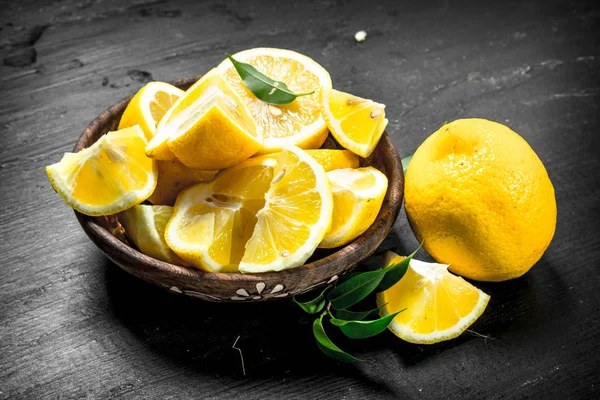 Sliced slices of lemons in a bowl. — Stock Photo, Image