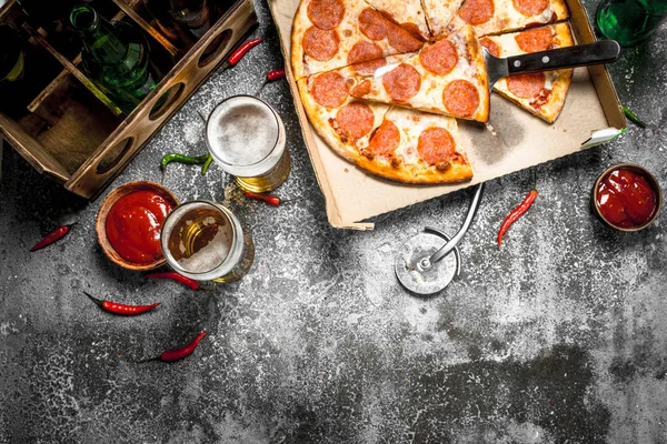 Fondo de pizza. Pepperoni con cerveza . — Foto de Stock