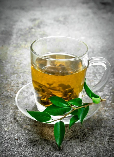 Cam bardakta yeşil çay. — Stok fotoğraf