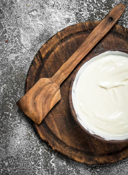 Natural yogurt in a bowl. — Stock Photo, Image