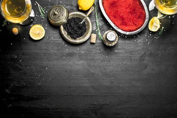 Caviale nero e rosso con fette di limone . — Foto Stock